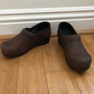 Sanita Professional Brown Leather Textured Clogs